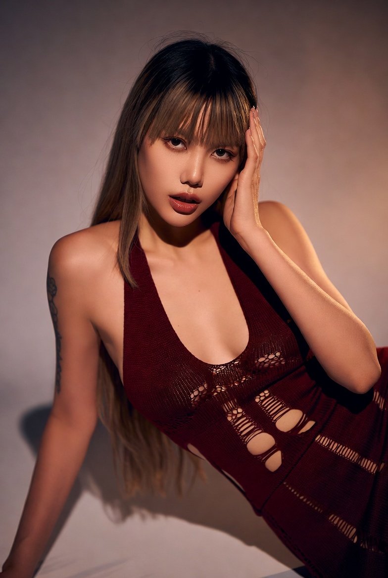 { "subject": { "type": "female_model", "ethnicity": "western", "hair": { "len...